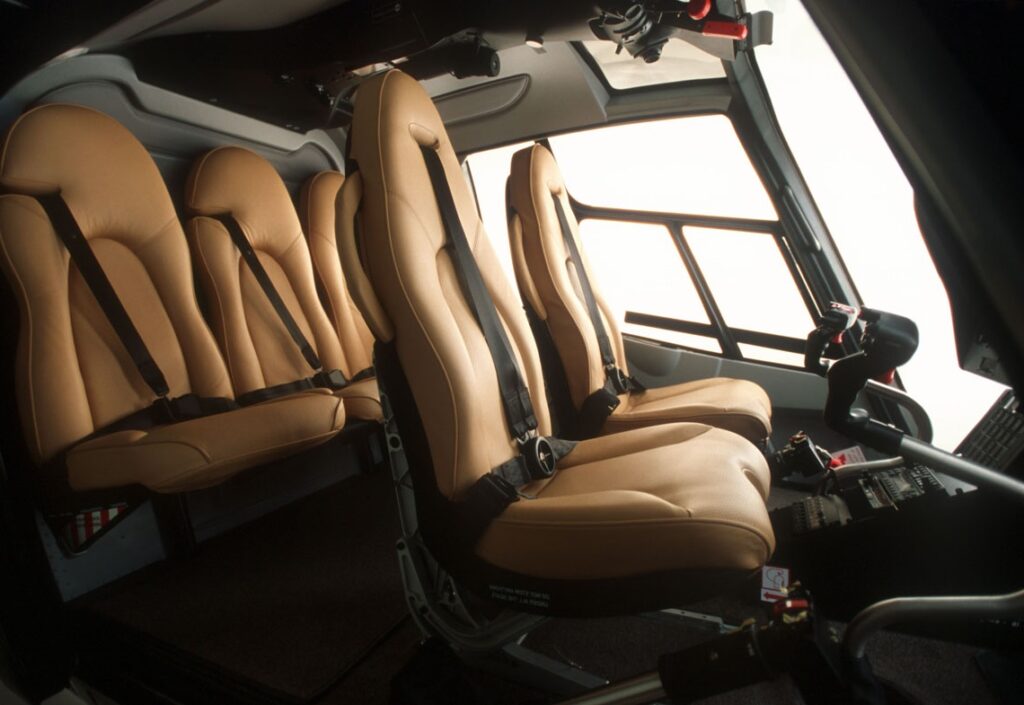 elicopter-4-pasageri-interior.